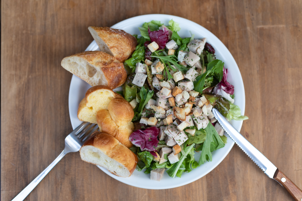 蒸し鶏と豆のサラダ おかわり自由のパン3種付き 800円