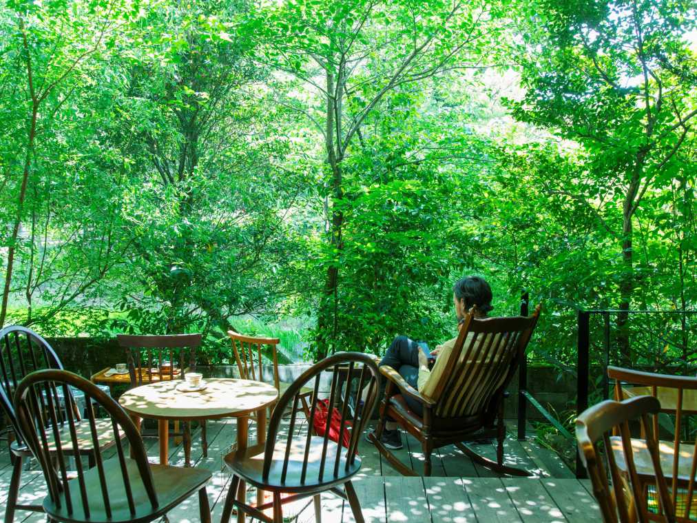 テラスの奥は鎮守の森！「伏見稲荷大社」帰りに寄りたい絶景カフェ