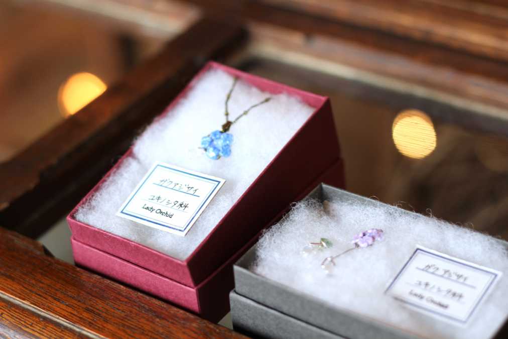 レディ オーキッドの標本箱　ガクアジサイ ネックレス（左）3400円、イヤリング（右）3200円