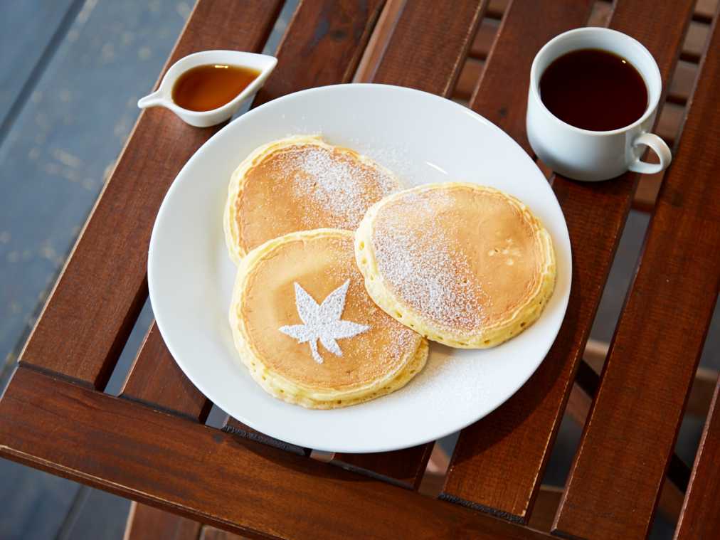 オリジナルパンケーキ（メープロシロップ付き）3枚700円。樹液紅茶（ホットS） 400円