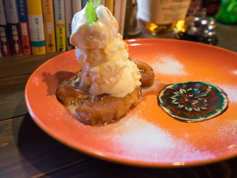 床も壁もフォトジェニック！オンリーワンの空間で絶品フレンチトースト