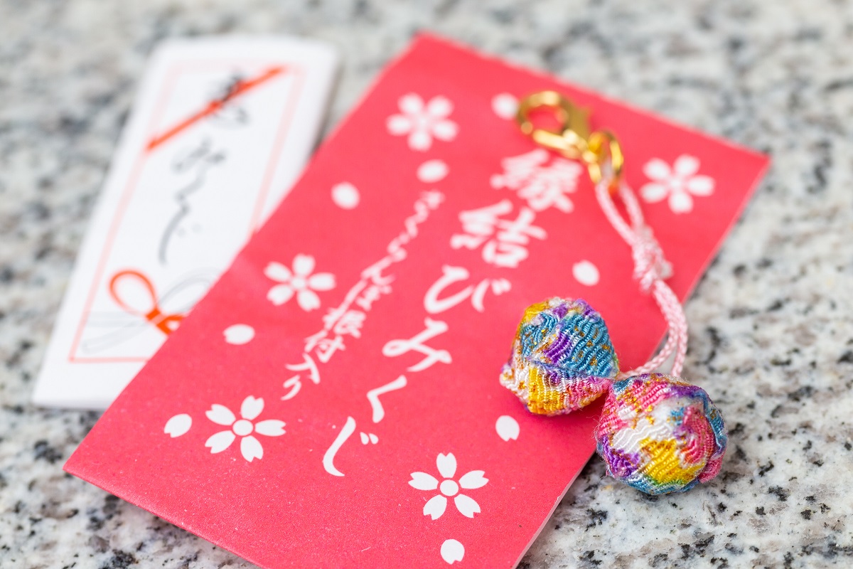 キュートなさくらんぼ根付が入った「縁結びみくじ」初穂料200円