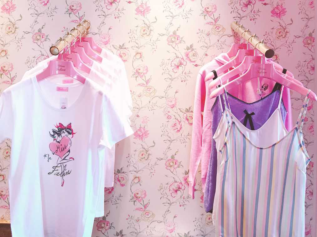 左から、オリジナルのAntoine Kruk for Miss Faline T-shirt1万800円、Morgan LaneのSorbet Stripe Jac cami4万3000円など