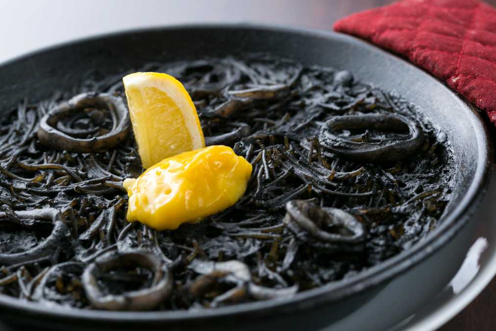 イカ墨のパスタパエリヤ（フィデェウア）1人前980円、2人前1800円