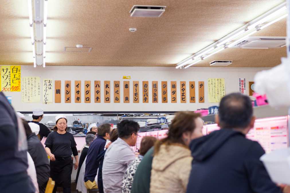 平日の夕方でもこの賑わい。店内は満席
