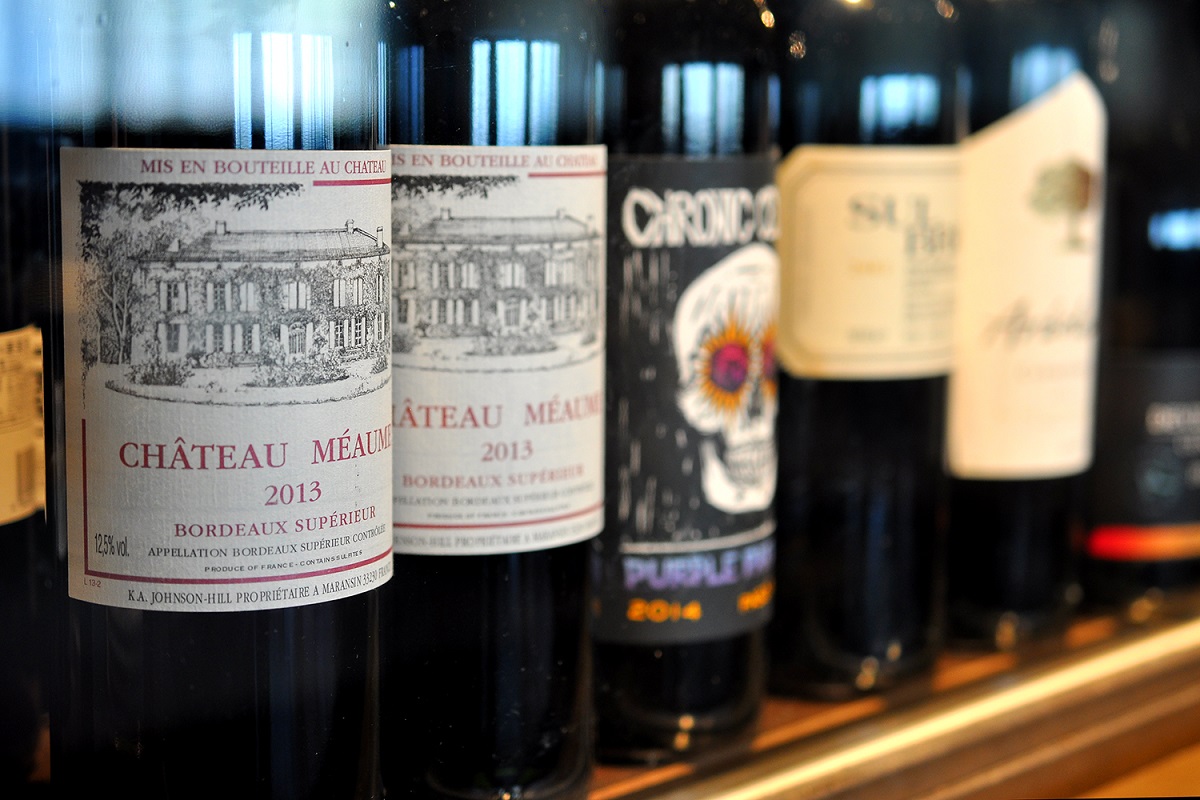 イタリアワインを中心に、フランスやチリなど世界中のワインがずらり