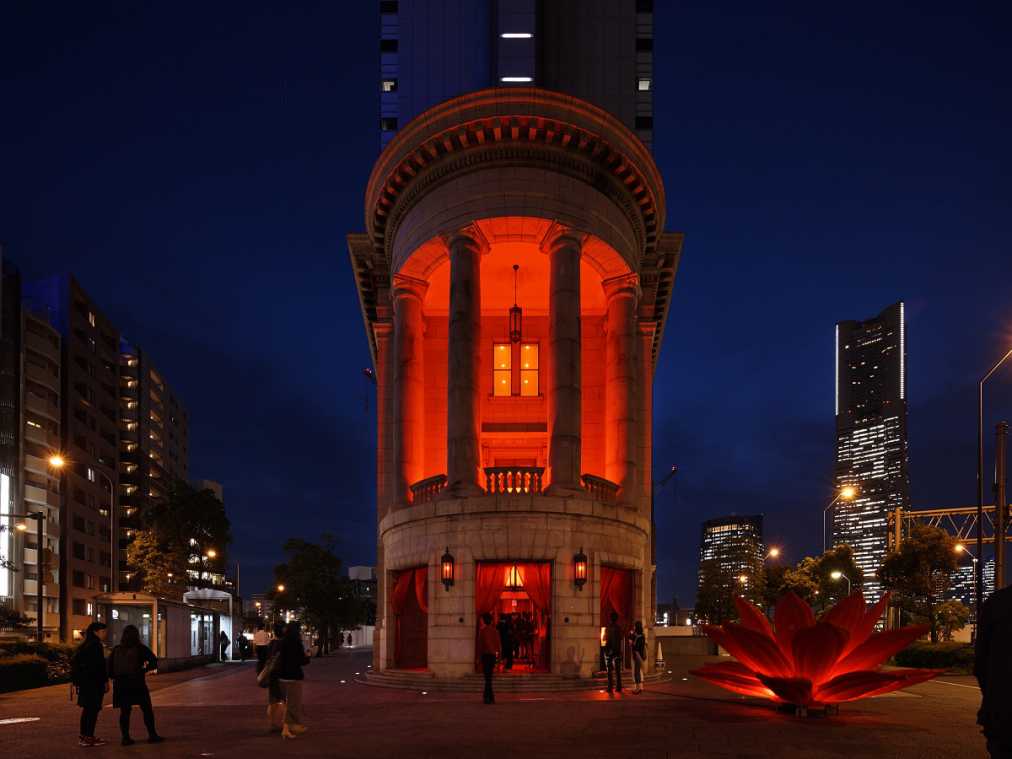 横浜の街中に数カ月に一度現れる、赤に包まれた魅惑の空間「RED ROOM #4」