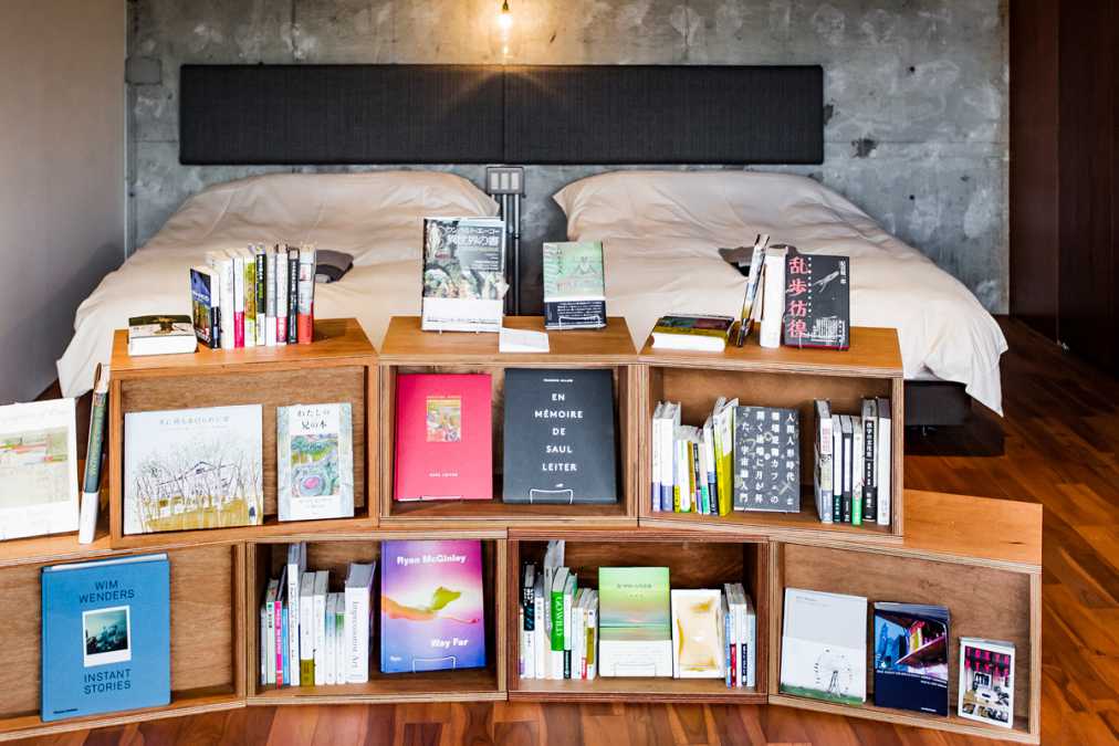 客室にももちろん本棚が。どの本箱がどの場所に置かれるかは訪れてからのお楽しみ