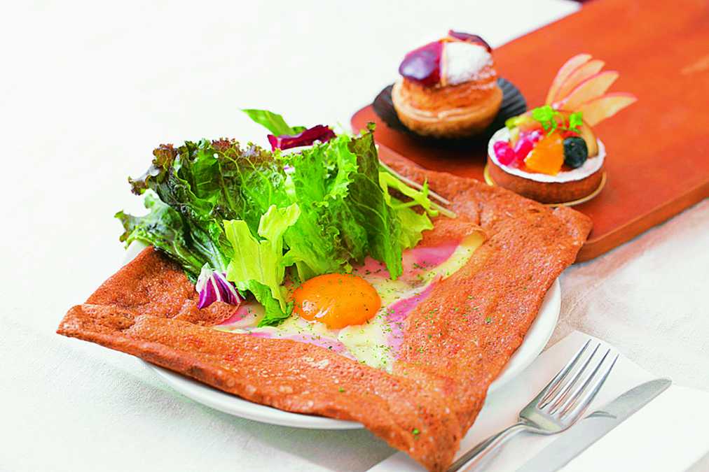 卵ハムチーズのガレット840円。タルトフリュイ300円（右奥）、ポンヌフ320円