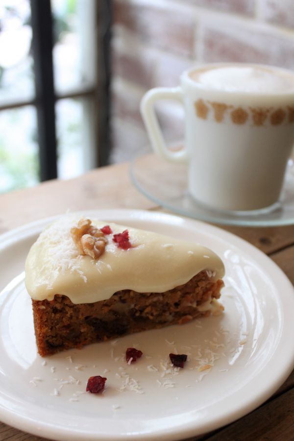 シトロンキャロットケーキ ココナッツレモンクリームかけ（季節のスペシャル） 600円 豆乳ラテ 550円
