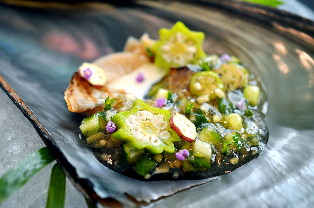 手前は「ダビデの星」というユニークな形のオクラ