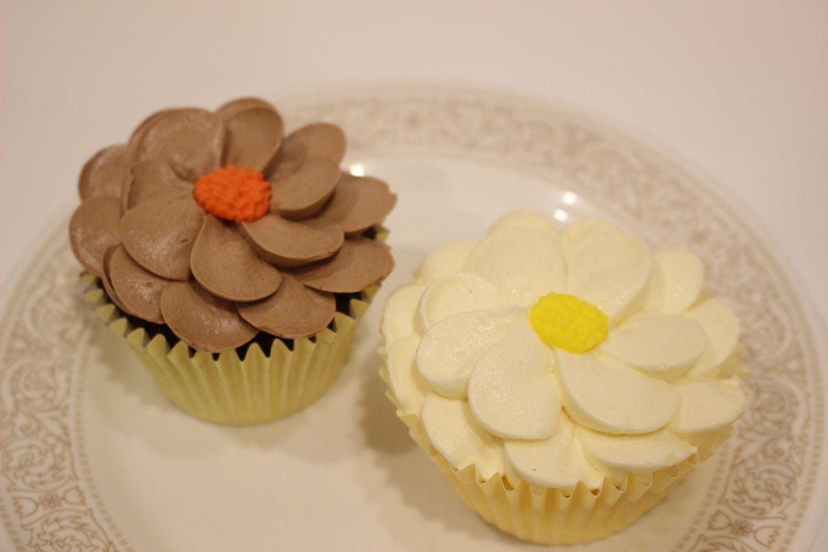 （左）濃厚ガトーショコラ（右）濃厚チーズケーキ　各432円