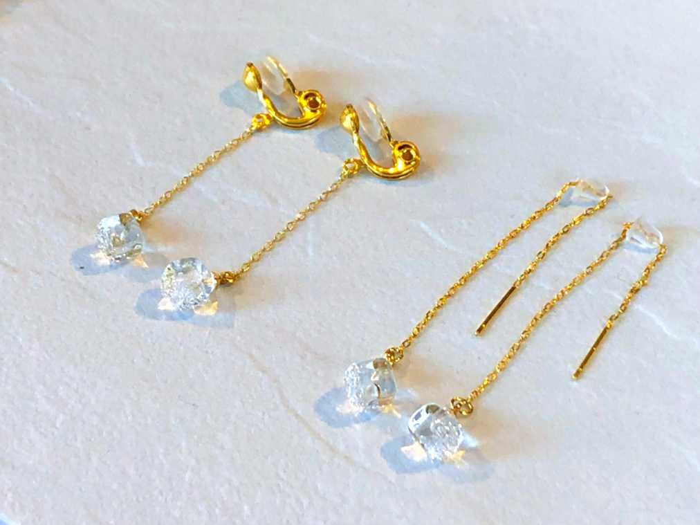 （左から）メルティーキューブ　イヤリング　5076円、メルティーキューブ　ピアス　5076円