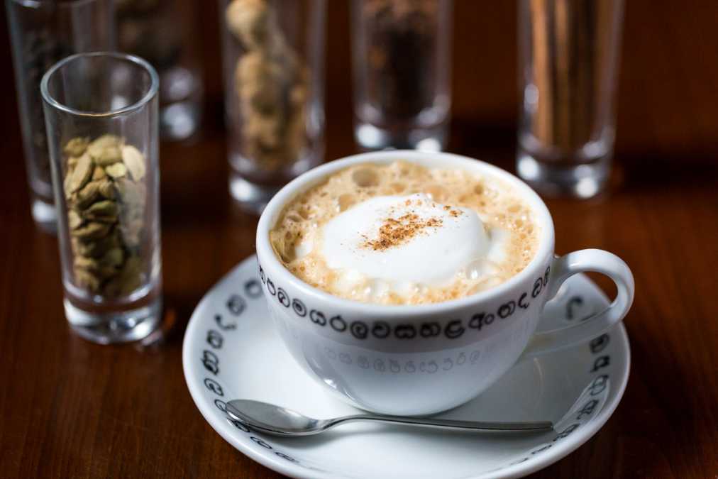 オリジナルチャイ702円。ティーカップはスリランカら輸入したもの