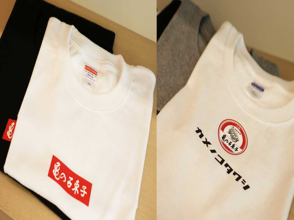 （写真左から）亀の子束子ボックスロゴＴシャツ3240円、亀の子束子ロゴＴシャツ3456円　