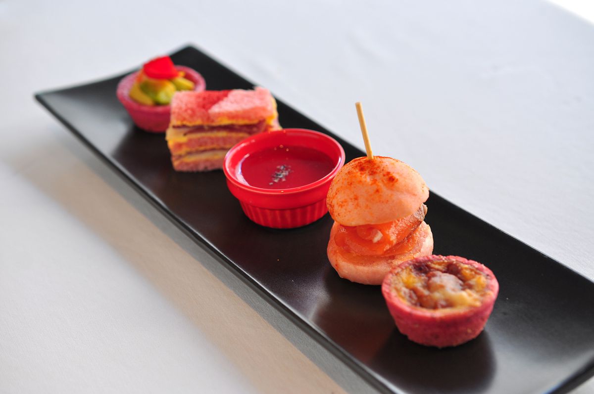 左からアボカドとストロベリーのクリームチーズタルト、パストラミビーフとグラナパダーノのサンドイッチ、フォアグラのフラン ベリーソース、スモークサーモンとパプリカピクルスのサンドイッチ、ストロベリーとチキンのキッシュ