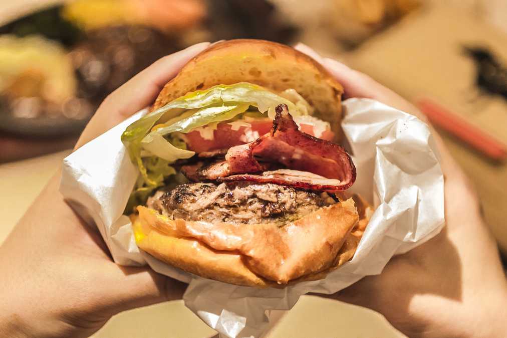 BLTバーガー　単品1242円、セット1393円