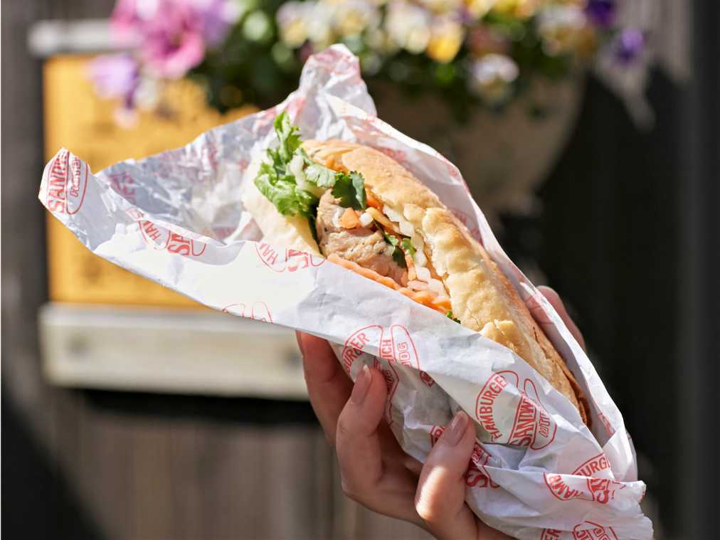 “本場の味を上回る”のウワサは本当!?鎌倉さんぽのお供は大ボリュームのベトナムサンドイッチで決まり！