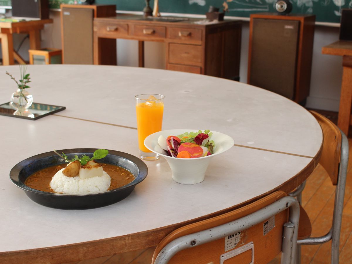 みかんの島の学校がカフェに！「しまのテーブルごごしま」で癒やされて