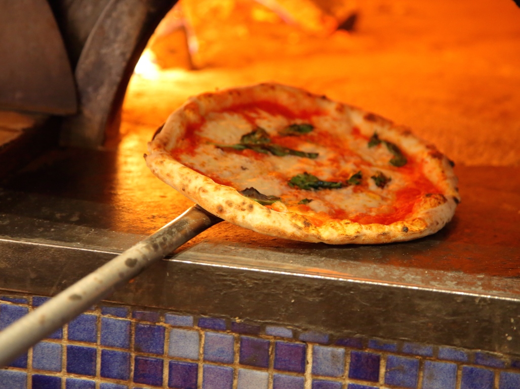 銀座でモチふわのナポリピッツァ！休日限定ボリューム満点ランチ