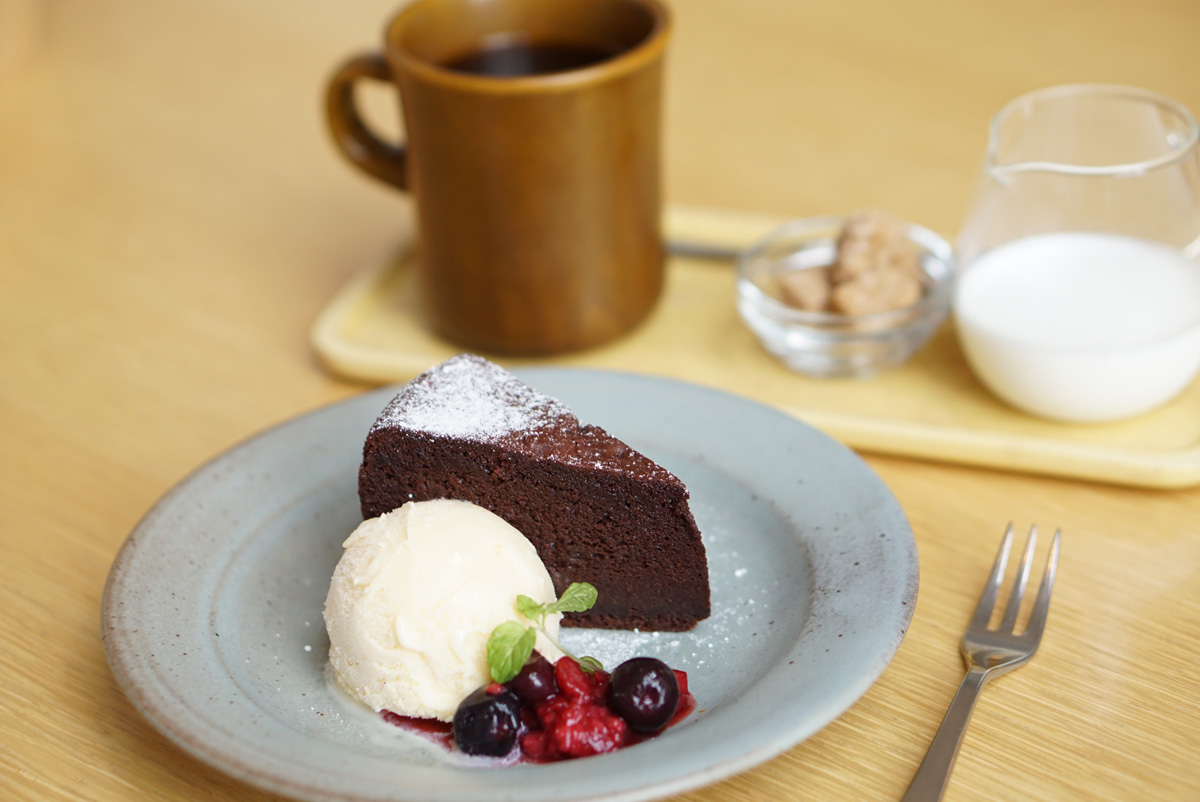 ガトーショコラ 594円　本日のホットコーヒー 486円