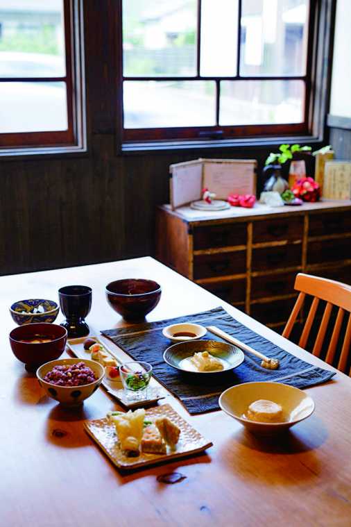 ゆば懐石2700円。盛り付けにも季節感があふれる