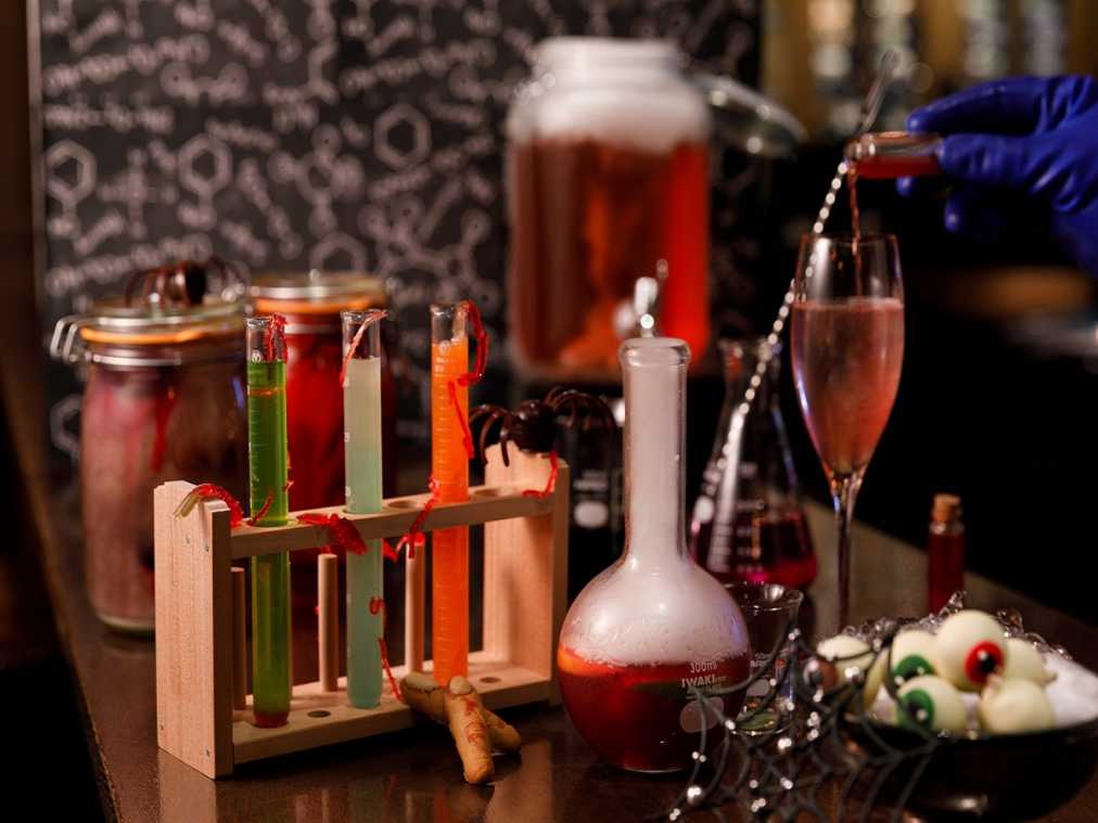 バーが実験室に変身!?ハロウィンのカクテルは試験管とフラスコでどうぞ