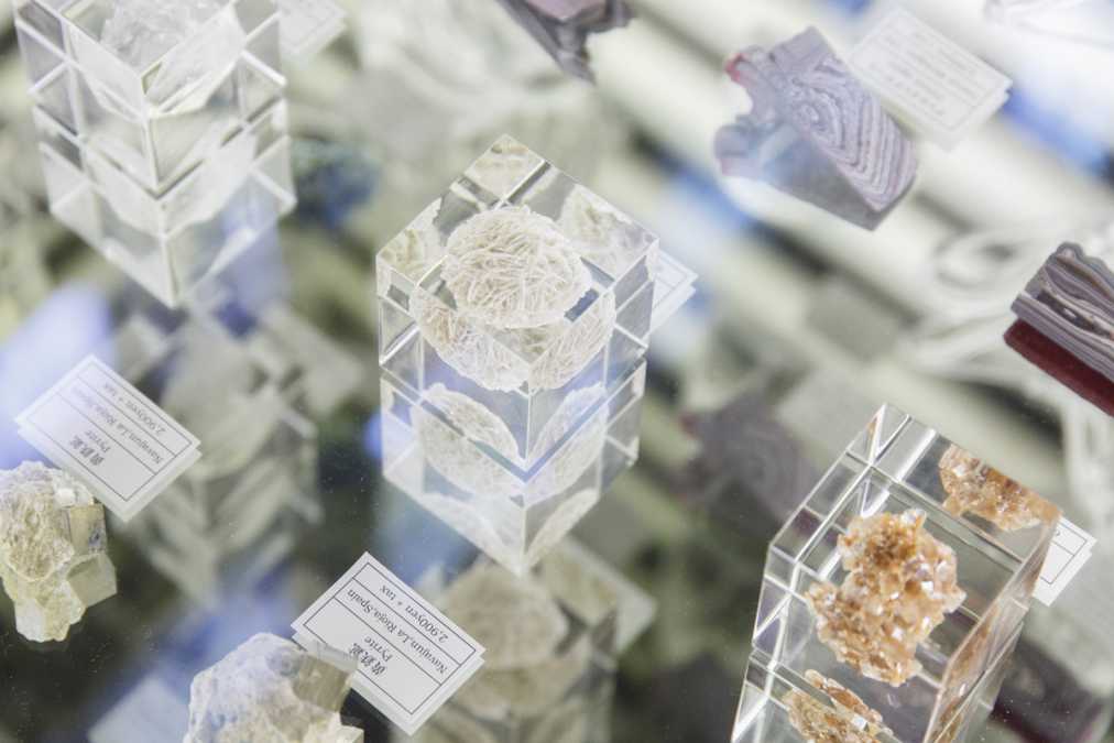 水晶などの鉱物を封入した「Sola cube Mineral」各7538円。宇宙空間に浮かぶ星のよう！