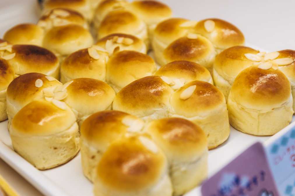 こしあん、クリーム、チョコぱんがひとつになった、ユニークな3色ぱん190円