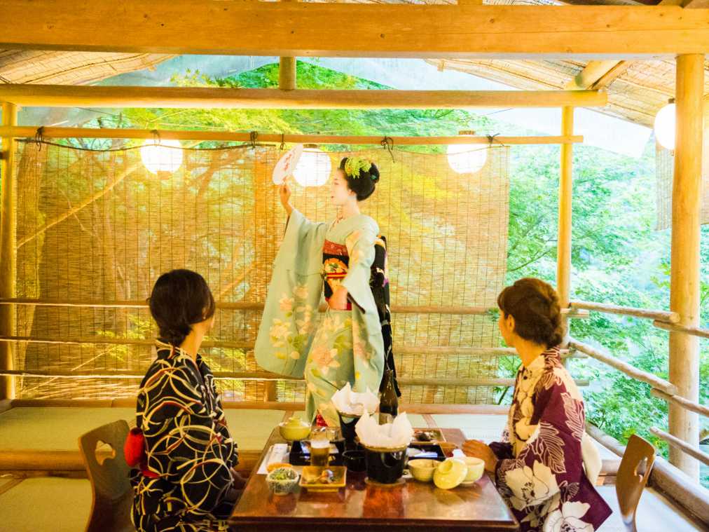 ひと味違う京都を満喫！舞妓さん＆ホタルに会える川床プランとは？