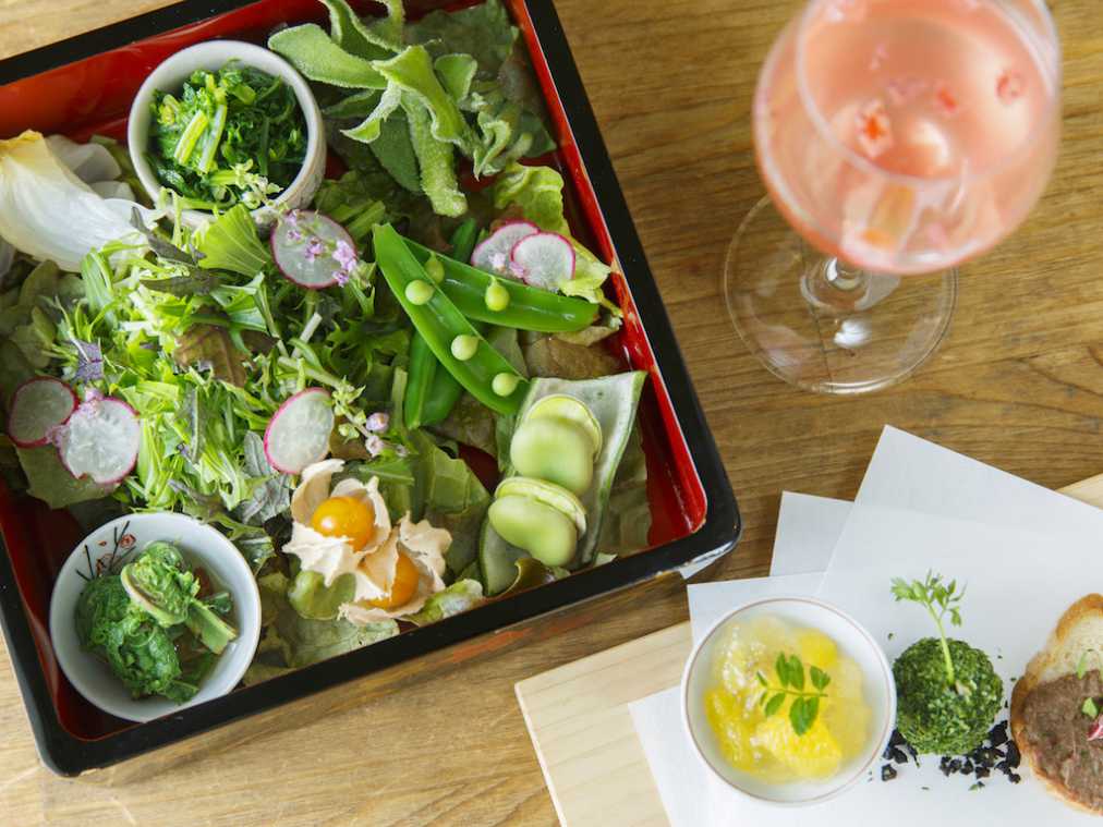 「一汁三菜とサラダ」のセット　1296円（季節のプロセッコのカクテルは別料金）