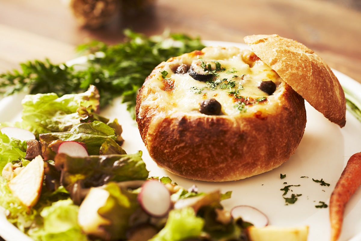 「MUSHROOM&ROOT VEGETABLE BREAD GRATIN キノコのパングラタンとホリデーサラダ 1400円※セットドリンク付き