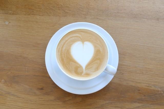 カフェラテ　ホット380円、アイス400円（税込）