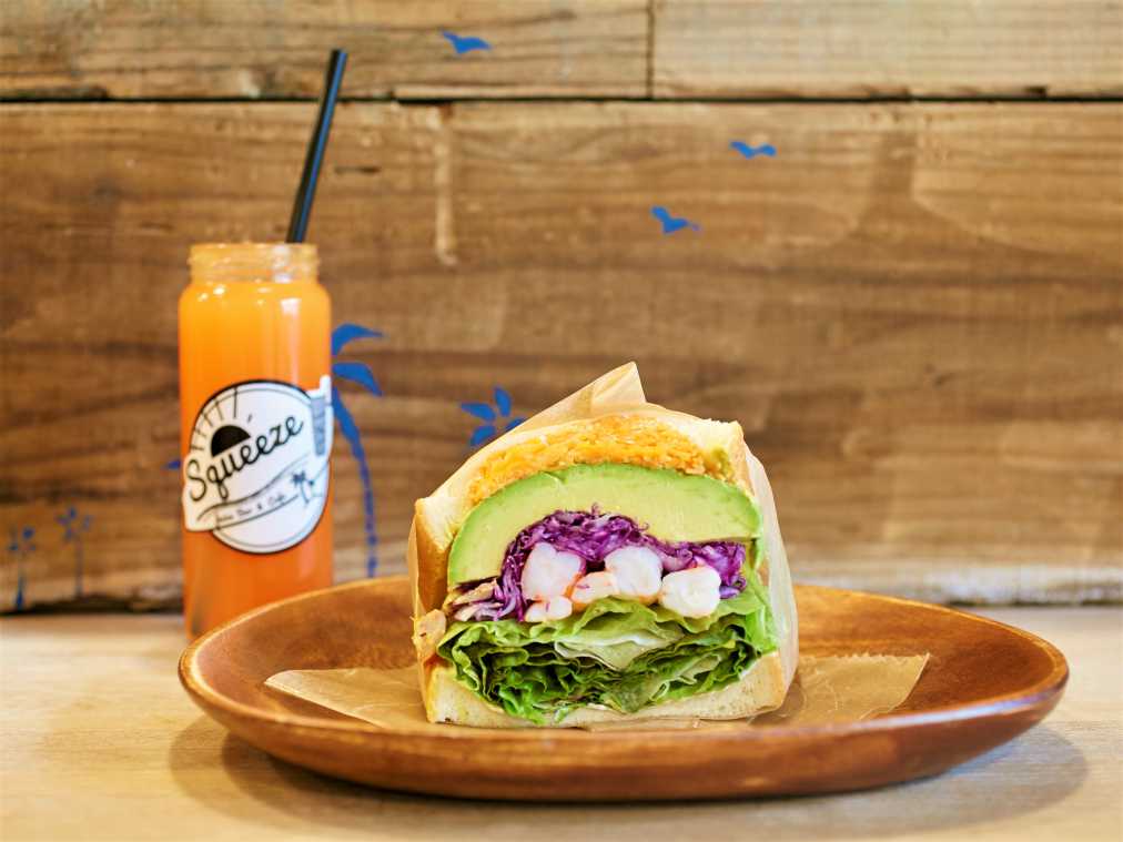 エビアボカドサンド 530円、コールドプレスジュース（オレンジ）1080円