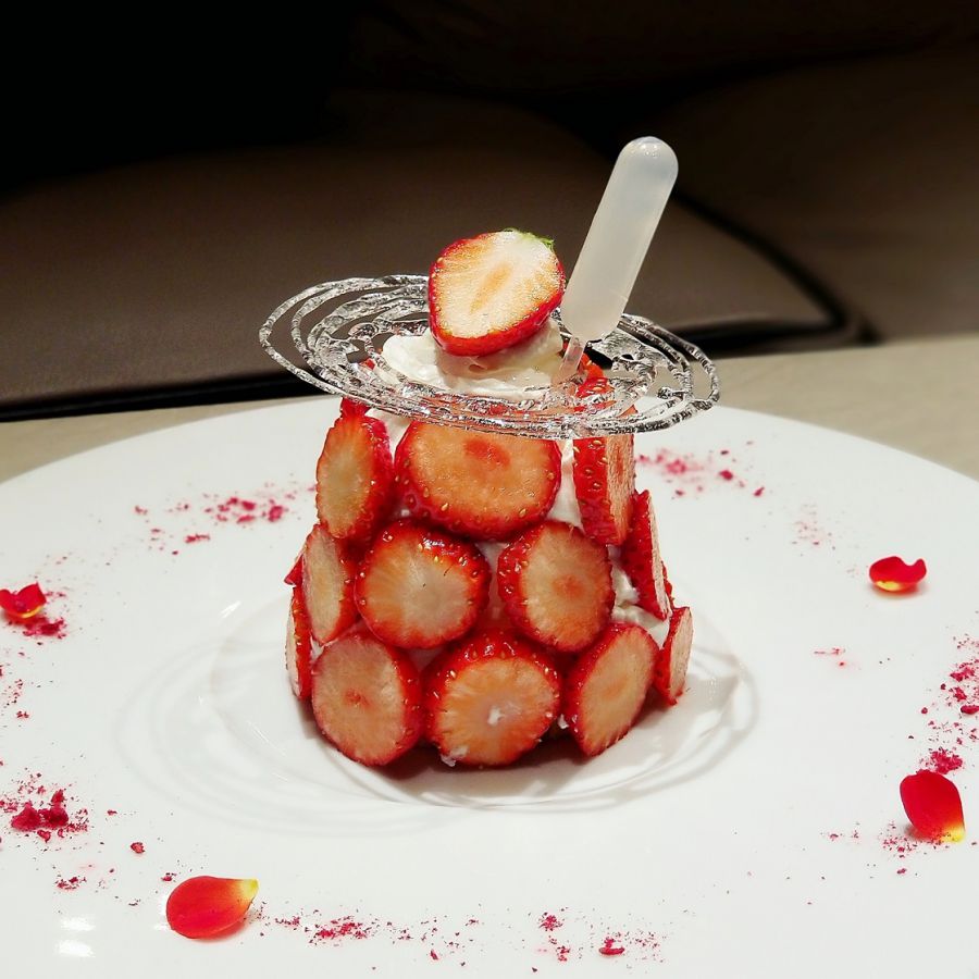「ソルティストロベリーパフェ 」1900円（税込、サービス料別途） 提供期間：2019年5月7日（火）まで