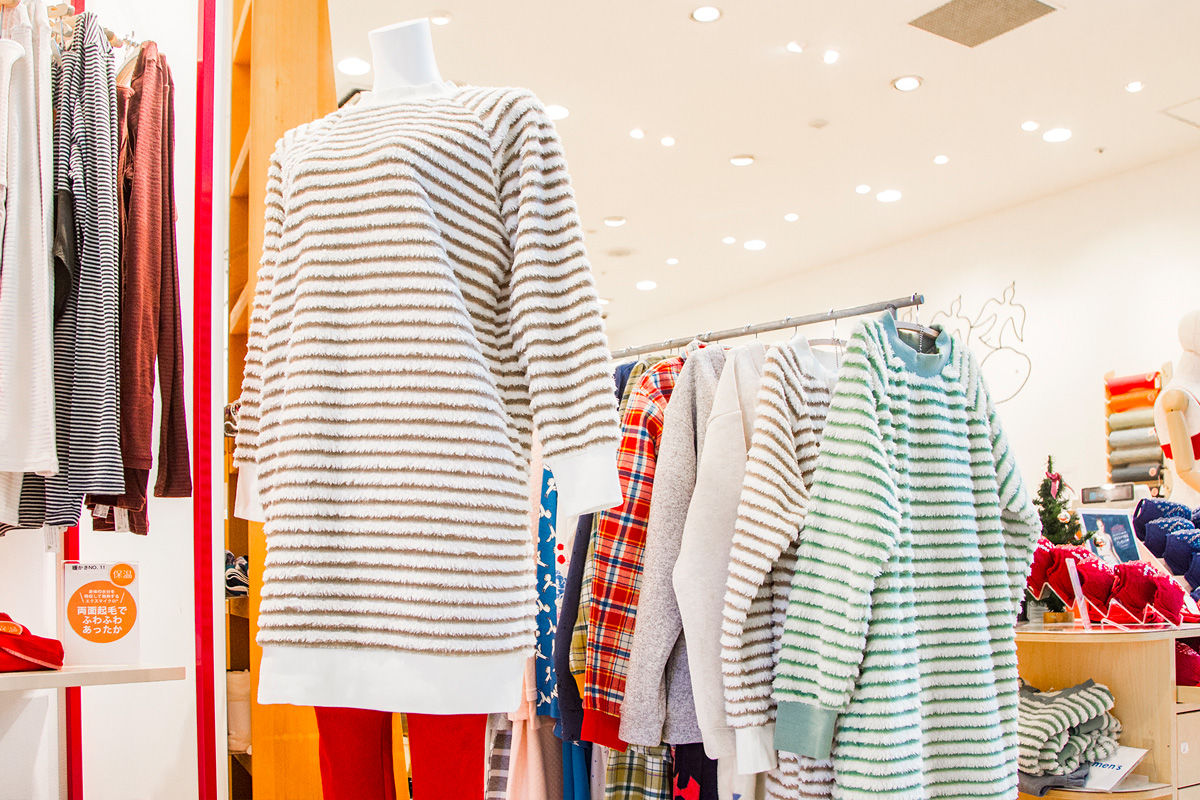 パジャマ5940円。サイズはM・Lで、カラーはブラウン&times;赤と、グリーン&times;グレー