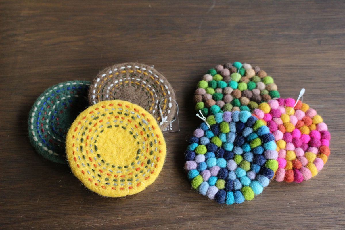 コースター（左）972円、（右）864円