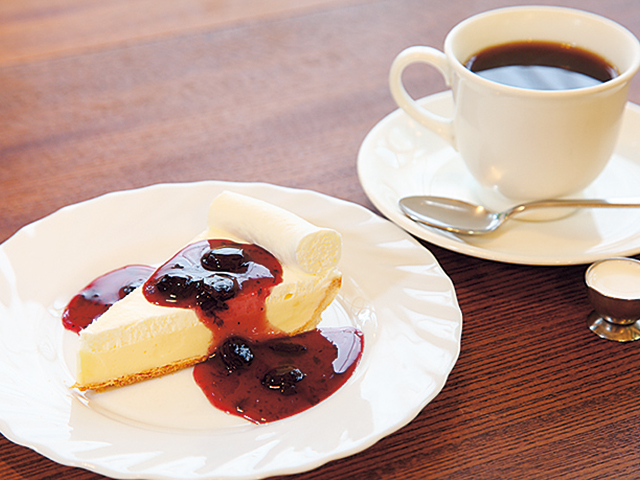 レアチーズケーキ　ブルーベリーソース