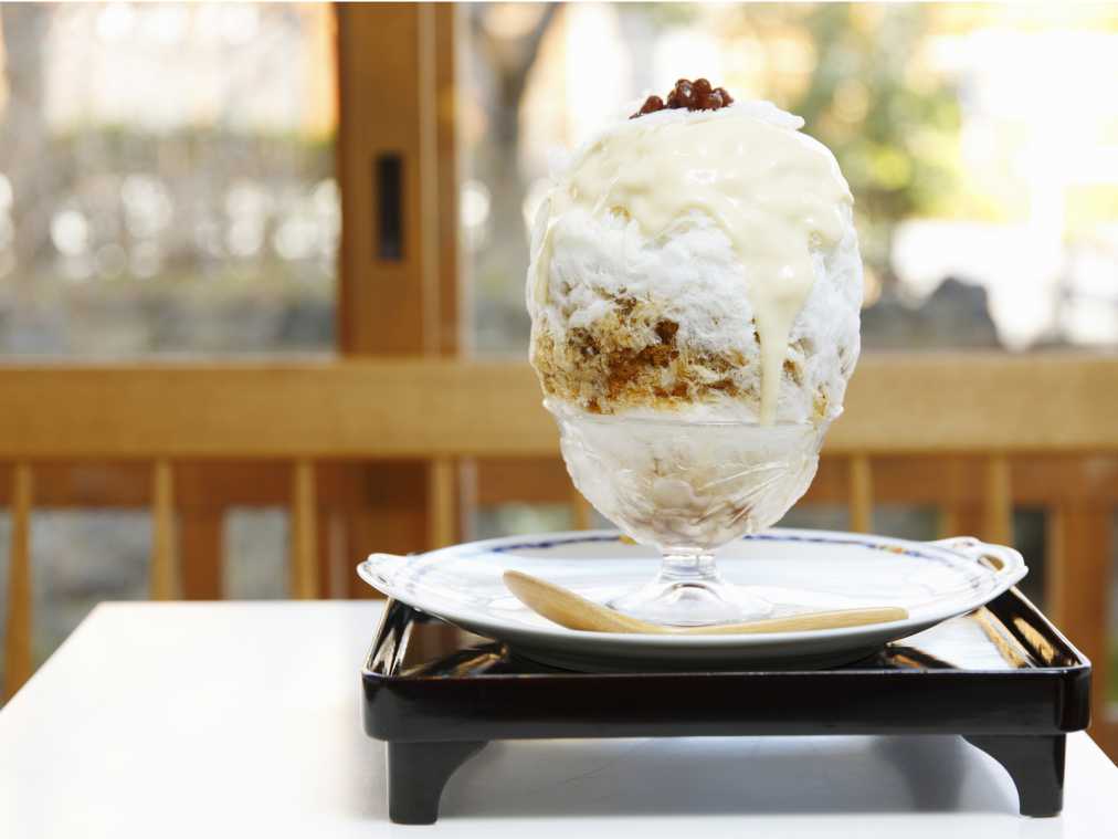 白川のせせらぎを眺めながら、「お茶と酒 たすき」の個性派かき氷でチルアウト