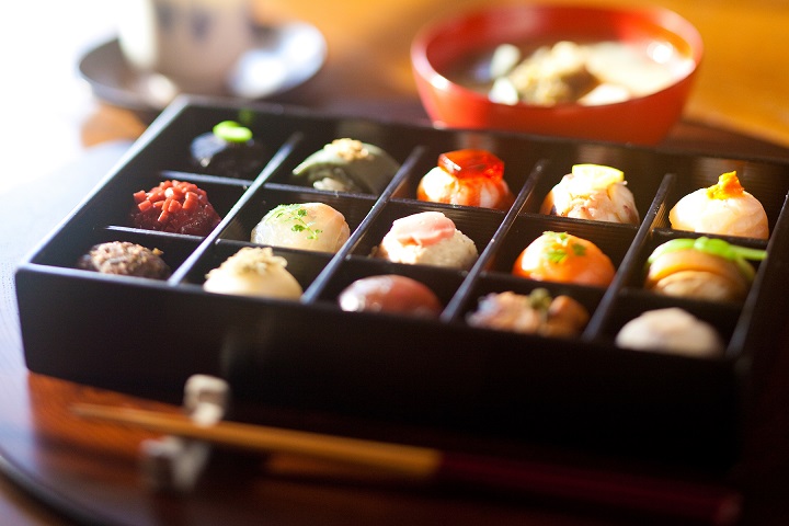 朝のつまみ寿司 10貫2000円、15貫2900円（いずれも税別）