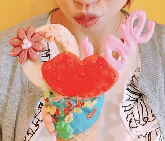 カラフルフレークコーン＋ソフトクリーム550円にLip250円とRing300円、Love300円をトッピング