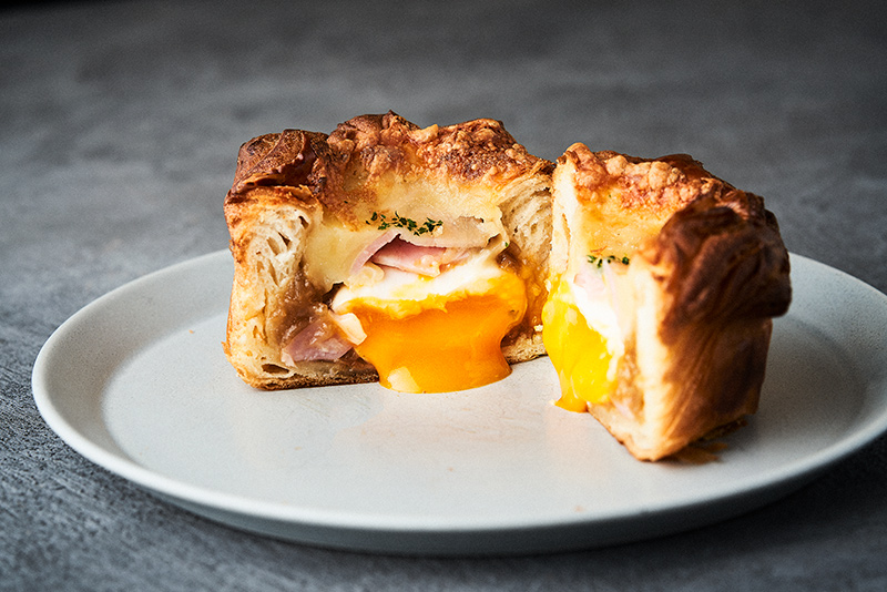 HANJUKU KYOTO（EGG with Onion saute & Bacon Danish）450円(税込)