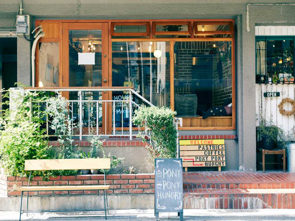 毎日でも食べたい！小さなベイクショップに並ぶ、世界各国のお菓子たち