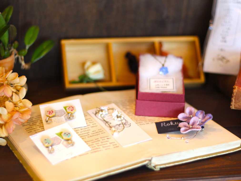 コンセプトは“魔女の研究室”。個性が光るフラワーアクセサリーが欲しい！