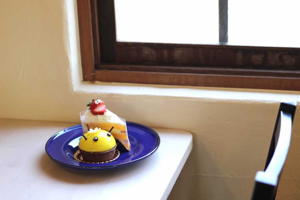 ハニー・ビー（手前）、ショートケーキ（奥）　 各454円