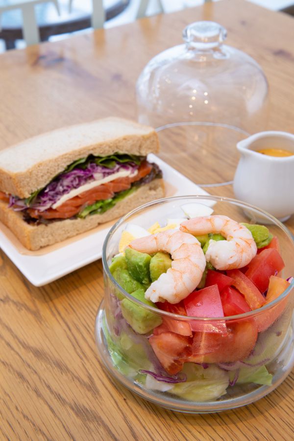 奥：サーモンとクリームチーズのサンド380円、手前：エビとアボカドのコブサラダ430円