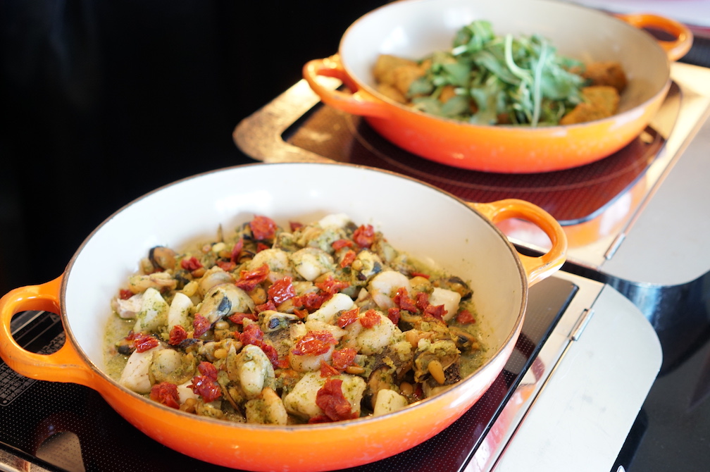 奥から、カジキ鮪の香草パン粉焼きとルッコラ、鯛とアサリのグリーンソース