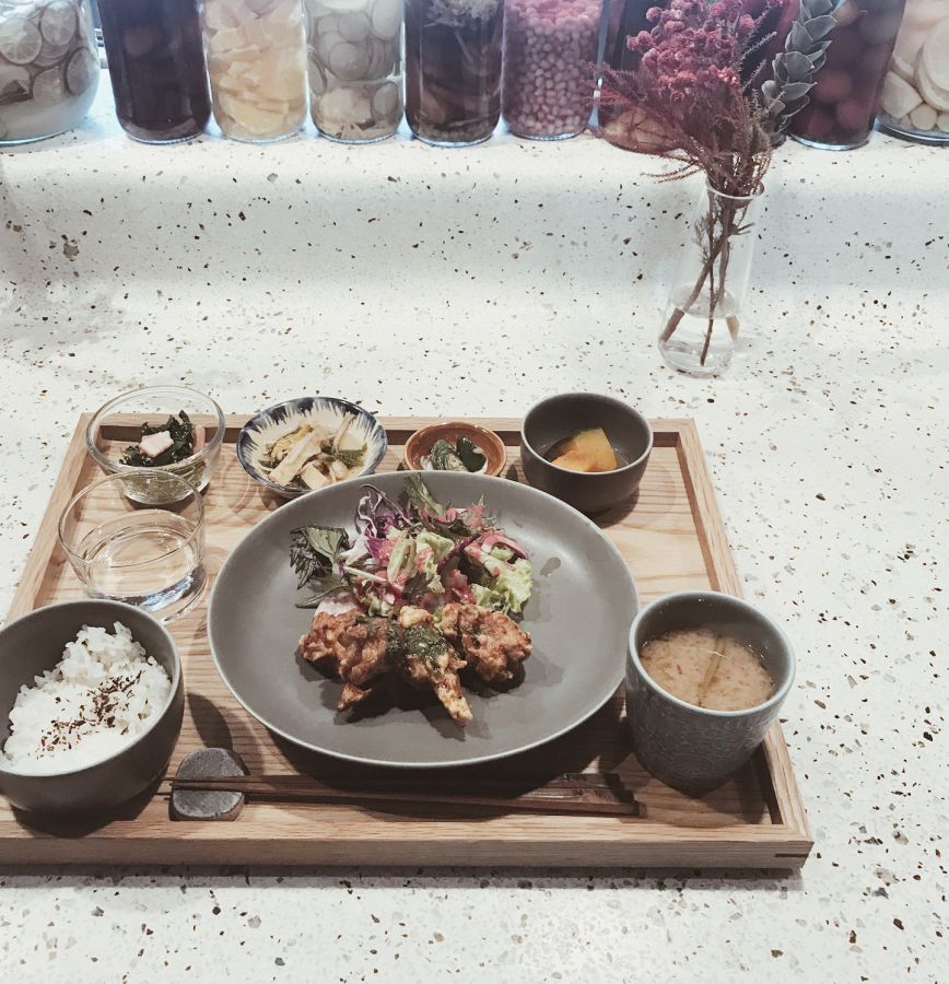 TODAY’S SPECIAL PLATE（日替わりのメインと季節の小鉢のセット）1188円（税込）