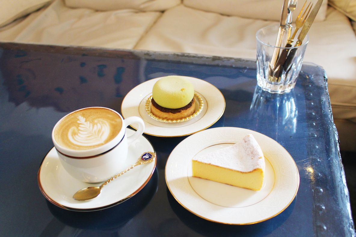 左手前から時計回りに、カフェラテ500円　グリオットピスターシュ500円　チーズケーキ　400円