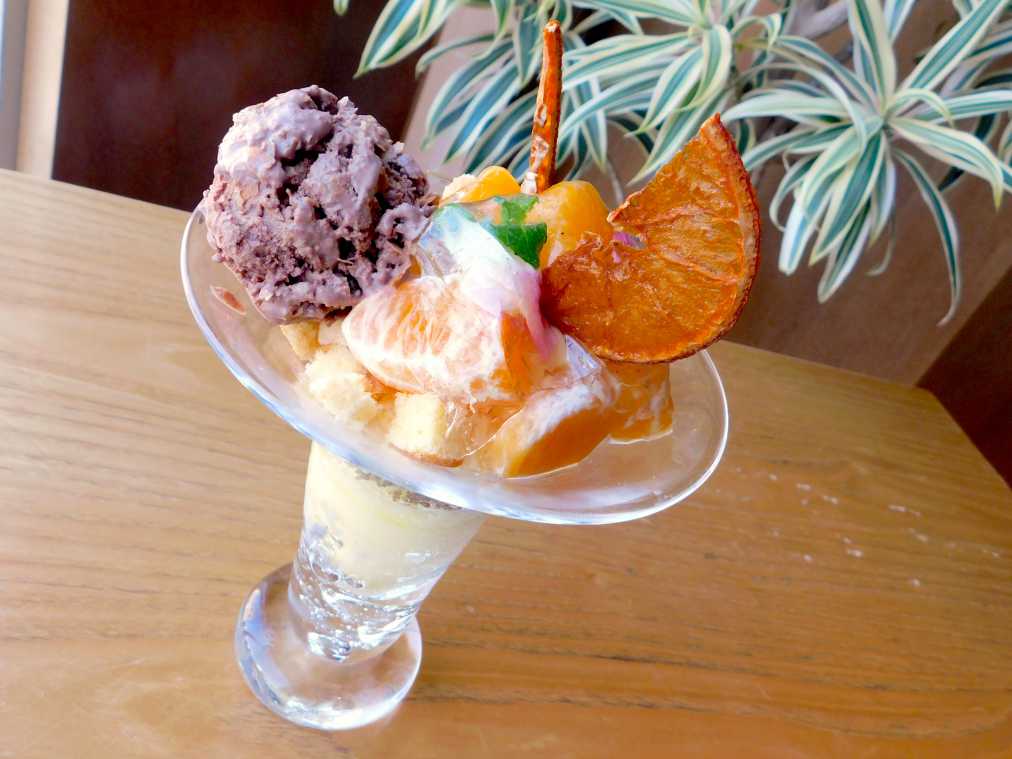 柑橘フルーツのパフェ 1512円